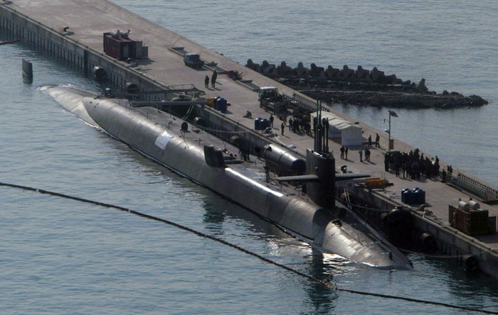Tàu ngầm hạt nhân lớp Ohio của hải quân Mỹ neo tại cảng Pusan, Hàn Quốc (Ảnh: Idailynews)